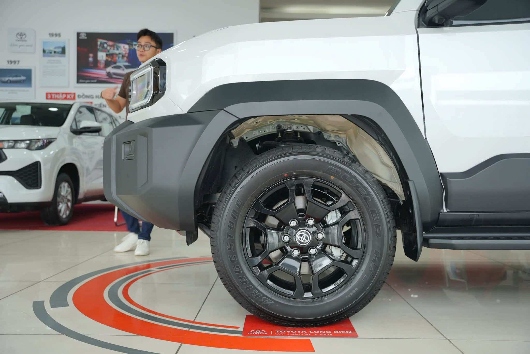 Xe đậm chất off-road càng lộ rõ qua vòm bánh xe ốp nhựa đen bản lớn.