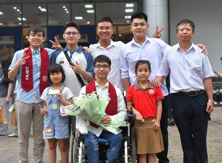 Ngô Minh Hiếu (hàng thứ hai, đứng thứ hai từ phải sang) trong lễ tốt nghiệp của Nguyễn Tất Minh tại ĐH Bách khoa Hà Nội năm 2025. Ảnh: NVCC