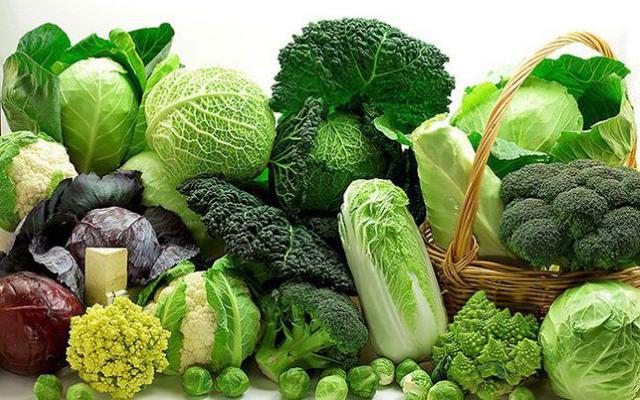 Rau xanh và trái cây cung cấp nước, vitamin và chất điện giải cần thiết để giữ cho cơ thể đủ nước và giảm bớt các triệu chứng nôn nao sau cơn say.