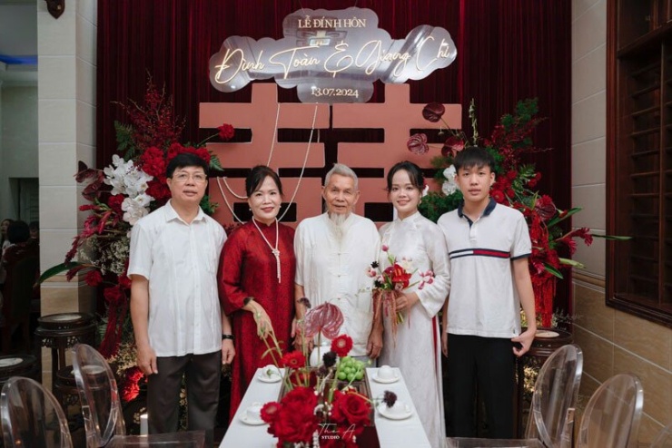 Giang Chi chụp ảnh cùng ông nội, bố mẹ và em trai trong hôn lễ của mình 