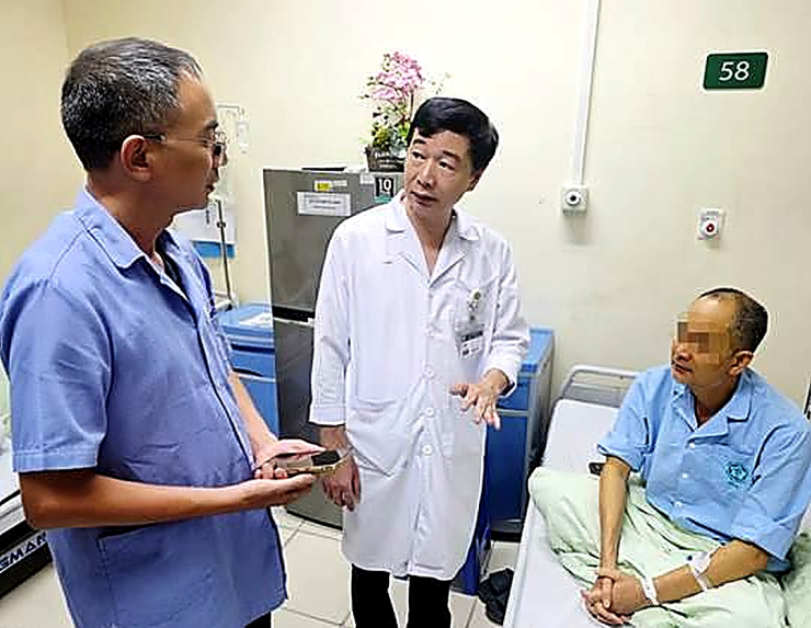 TS, bác sĩ Đỗ Văn Thành, Phó Viện trưởng Viện Y học nhiệt đới Bạch Mai tư vấn cho người bệnh viêm gan và thân nhân. Ảnh BVCC