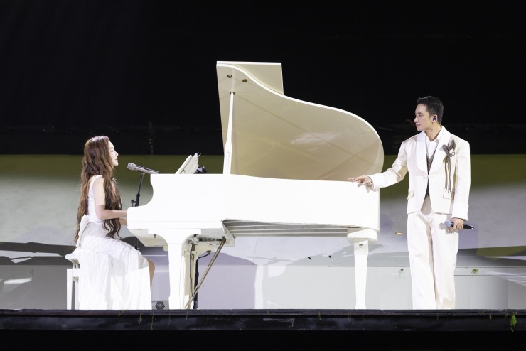 Hương Tràm thay hàng chục bộ váy trong concert nhưng đẹp nhất là hình ảnh đi chân trần hát cùng Phan Mạnh Quỳnh - 9