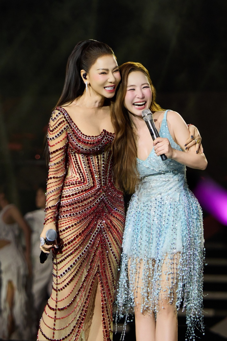 Thu Minh gây bất ngờ khi xuất hiện trong concert của Hương Tràm.