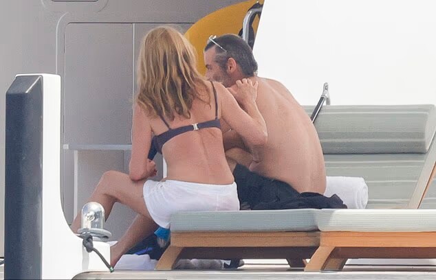 Jennifer Aniston hôn đắm đuối bạn trai trên du thuyền - 3