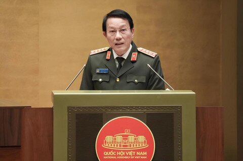 Theo chương trình, Đại tướng Lương Tam Quang, Bộ trưởng Bộ Công an sẽ trình bày tờ trình về dự án Nghị quyết của Quốc hội về cơ chế, chính sách đặc thù để xử lý vi phạm pháp luật liên quan đến kinh tế nhà nước, kinh tế tư nhân và ứng dụng khoa học, công nghệ, đổi mới sáng tạo, chuyển đổi số.
