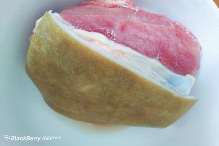 Thịt bê ngâm rửa với rượu khử hôi.