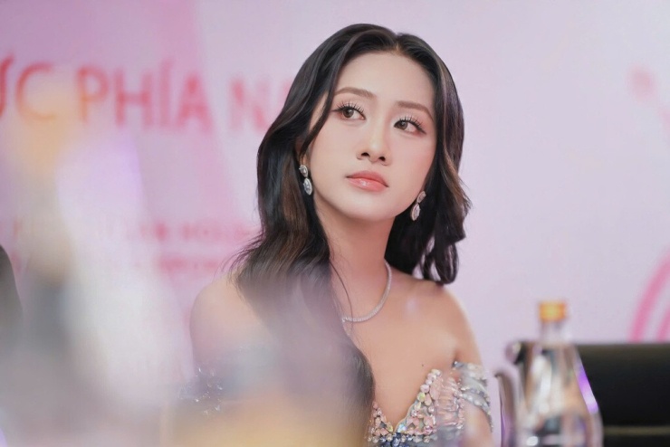Hà Trúc Linh khoe vẻ gợi cảm khi làm giám khảo - 4