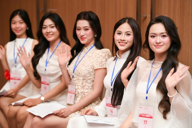 Hà Trúc Linh khoe vẻ gợi cảm khi làm giám khảo - 10