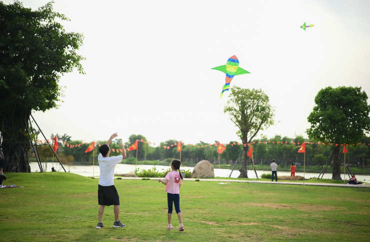 Thiên nhiên là liều thuốc với người lớn tuổi, là ngôi trường đối với trẻ nhỏ. Ảnh: N.Lê