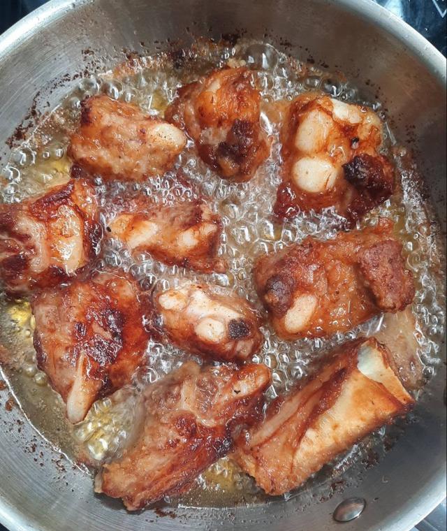 Món sườn xào chua ngọt thơm ngon hơn, thịt mềm mọng, bên ngoài giòn khi thêm vào nước giải khát quen thuộc ngày hè - 4