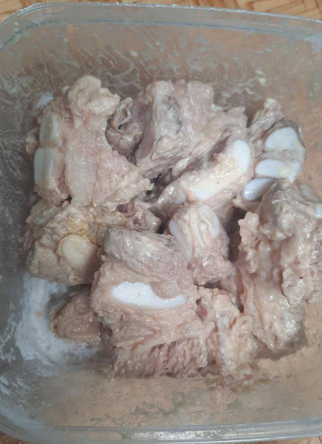 Món sườn xào chua ngọt thơm ngon hơn, thịt mềm mọng, bên ngoài giòn khi thêm vào nước giải khát quen thuộc ngày hè - 3