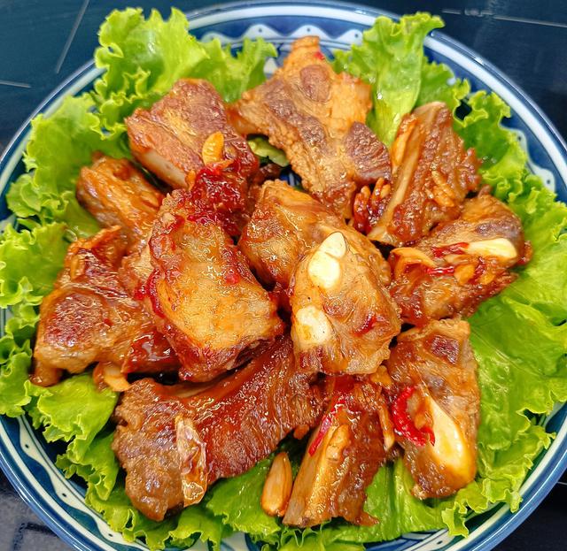 Món sườn xào chua ngọt thơm ngon hơn, thịt mềm mọng, bên ngoài giòn khi thêm vào nước giải khát quen thuộc ngày hè - 7