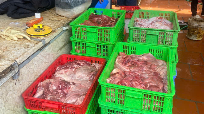 Đoàn kiểm tra đã lấy 9 mẫu để xét nghiệm. Kết quả của Trạm Chẩn đoán và Xét nghiệm I, Trung tâm Chẩn đoán và Xét nghiệm Thú y Trung ương I cho thấy có tới 7/9 mẫu dương tính với virus Dịch tả lợn châu Phi (ASF). 