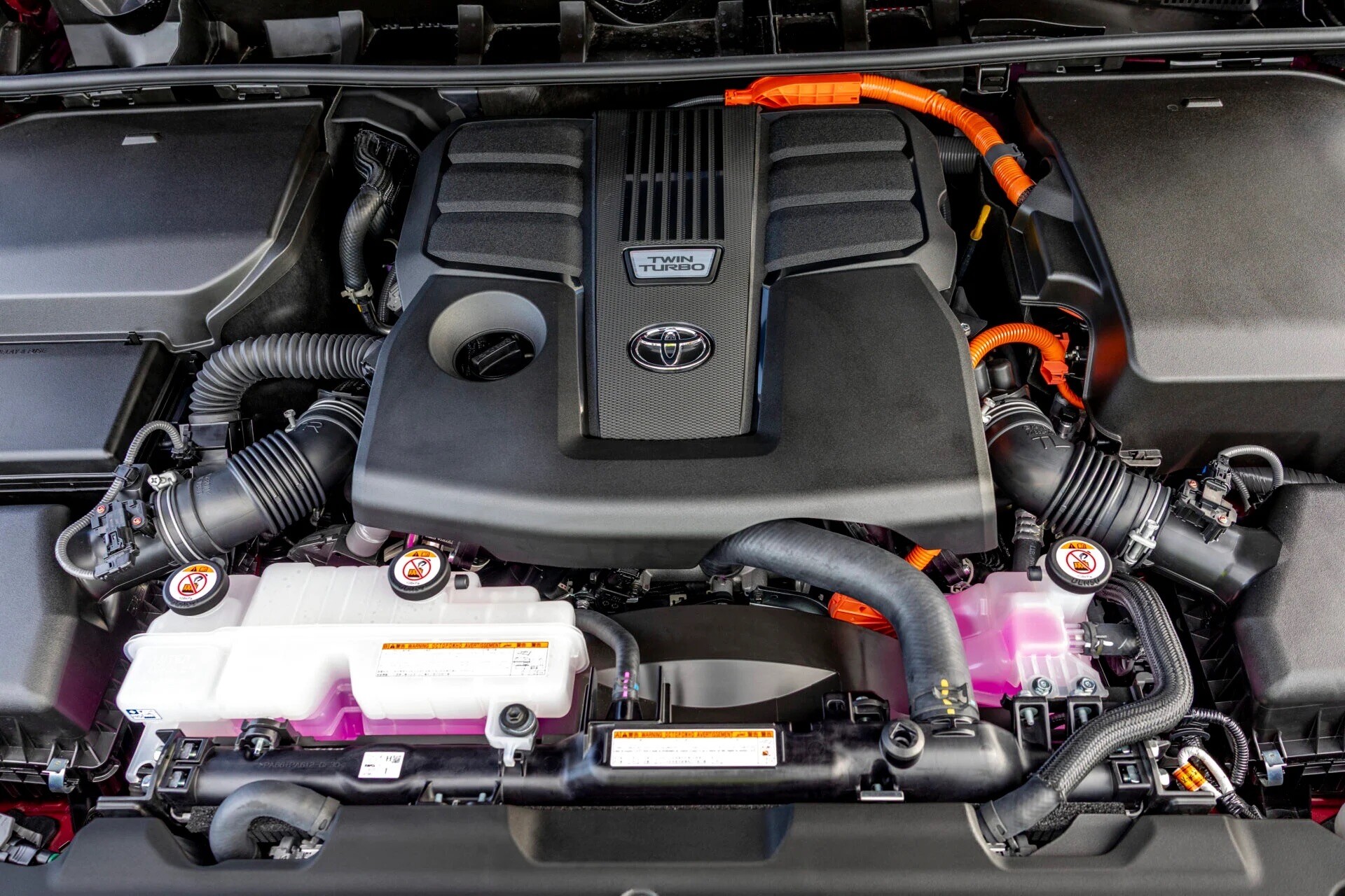 Xe được trang bị động cơ xăng V6, dung tích 3.5L tăng áp kép kết hợp mô-tơ điện.