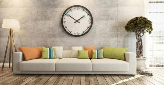 Thay vì treo đồng hồ trên ghế sofa, bạn có thể treo đồng hồ ở đầu tủ hoặc phía trên TV.