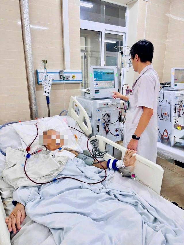 Bác sĩ thăm khám cho bệnh nhân sau khi qua cơn nguy kịch do tăng kali máu.