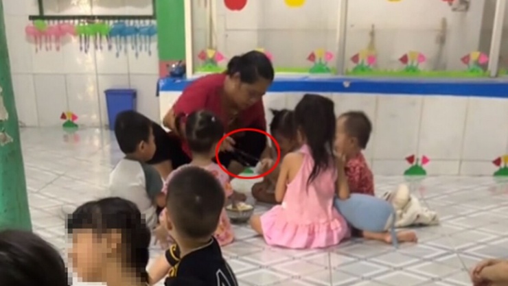 Khi bé gái không nín, người này còn dùng dây thun đeo vào chân bé và bắn (ảnh cắt trong video chia sẻ MXH)