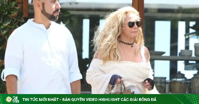 Britney Spears diện váy xuyên thấu ra phố