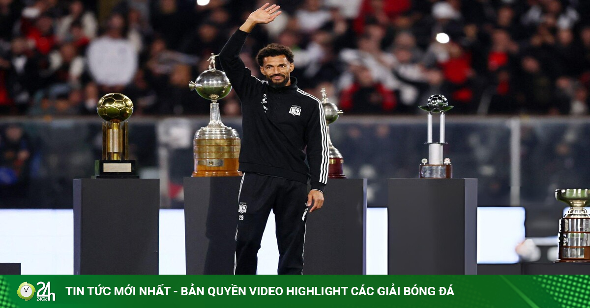 Vozinha ra mắt Colo Colo như siêu sao, gần 30.000 CĐV phủ kín sân chào đón