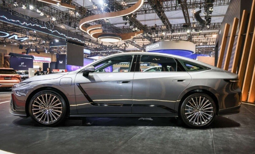 Lexus ES được phân phối với hai phiên bản gồm ES 350h Luxury sử dụng hệ truyền động hybrid.