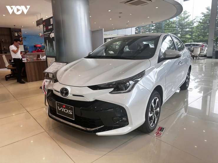 Trong tháng 8/2026, khách hàng chọn mua Vios sẽ nhận mức hỗ trợ 100% lệ phí trước bạ, tương đương mức giảm 46 – 54.5 triệu đồng. 