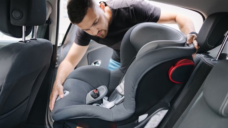 Dù mức xử phạt đối với hành vi không sử dụng thiết bị an toàn hiện chỉ áp dụng hình thức cảnh cáo, nhưng các bậc phụ huynh vẫn nên chủ động trang bị và sử dụng đúng loại ghế an toàn phù hợp với độ tuổi, cân nặng và chiều cao của trẻ. (Ảnh minh họa: KT)
