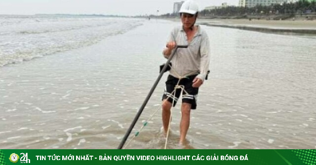 Nghề kỳ lạ ở Thanh Hóa: Cứ thủy triều rút là xuống biển “đi giật lùi” kiếm sống
