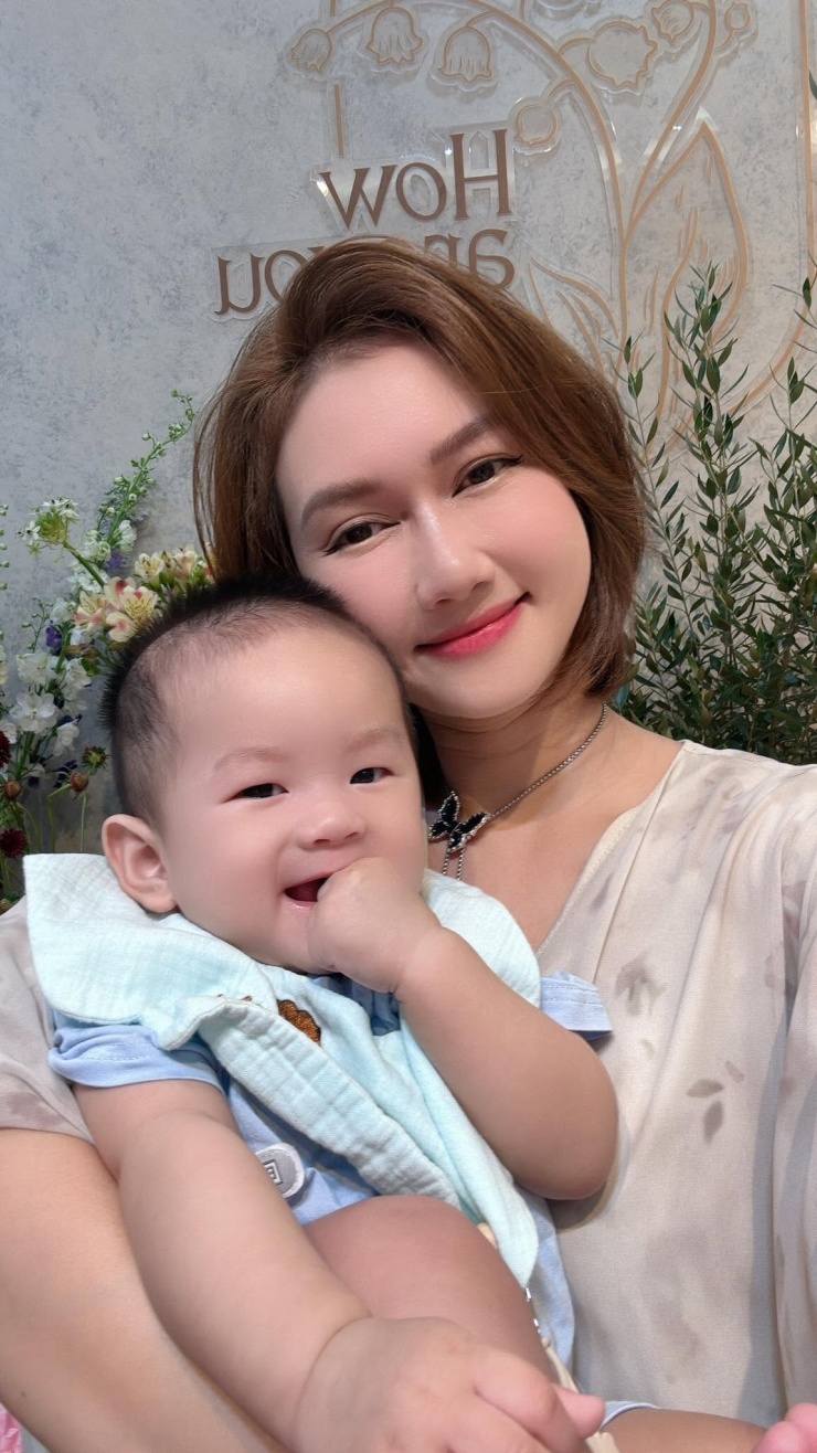 Diễn viên Hương Giang và con trai. 