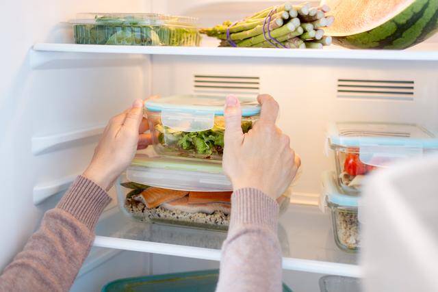 Các chuyên gia khuyến cáo, để đảm bảo an toàn khi sử dụng thức ăn để qua đêm, người dân nên cất thực phẩm vào tủ lạnh trong vòng 2 giờ sau khi nấu, hoặc trong vòng 1 giờ nếu thời tiết nóng. Ảnh minh họa