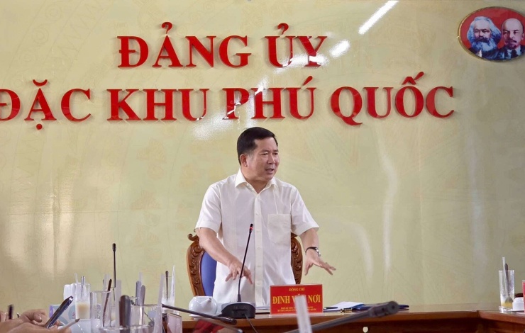 Ông Đinh Văn Nơi, Phó Bí thư Tỉnh ủy, Bí thư Đảng ủy đặc khu Phú Quốc phát biểu chỉ đạo tại cuộ họp. Ảnh: HC