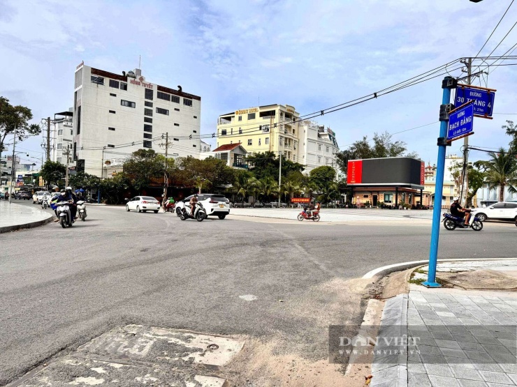 Phú Quốc sẽ ngưng cung cấp dịch vụ điện, nước, viễn thông, rút giấy phép... đối với các cơ sở kinh doanh, người dân vi phạm về đất đai, đất rừng trật tự xây dựng, hành lang an toàn giao thông, hành lang biển và trật tự đô thị.&nbsp;Ảnh: HC