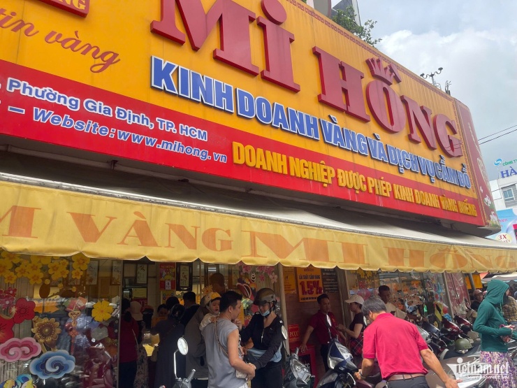 Lượng người rất đông đến giao dịch tại cửa hàng Mi Hồng. Ảnh: Thu Hà