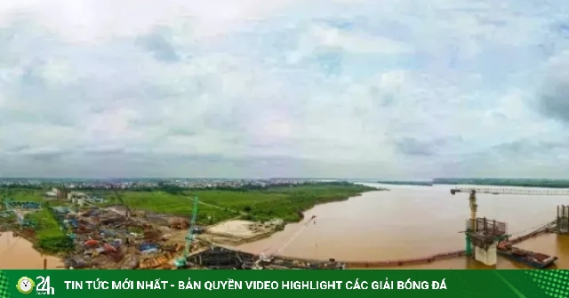 Hình hài 9 trụ cầu Hồng Hà vươn cao giữa sông Hồng