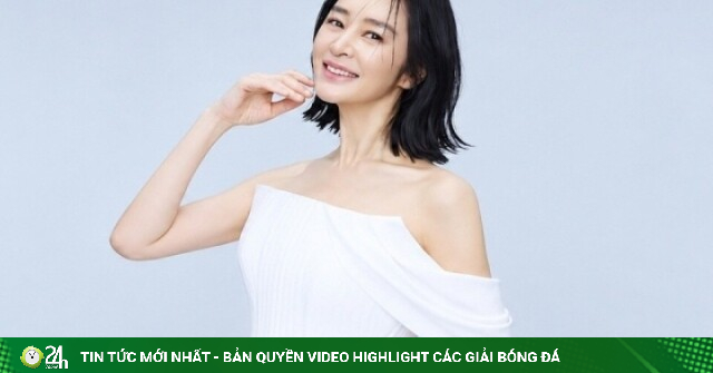 Kim Hye Soo giữ dáng ở tuổi 55 bằng các bài tập dưới nước