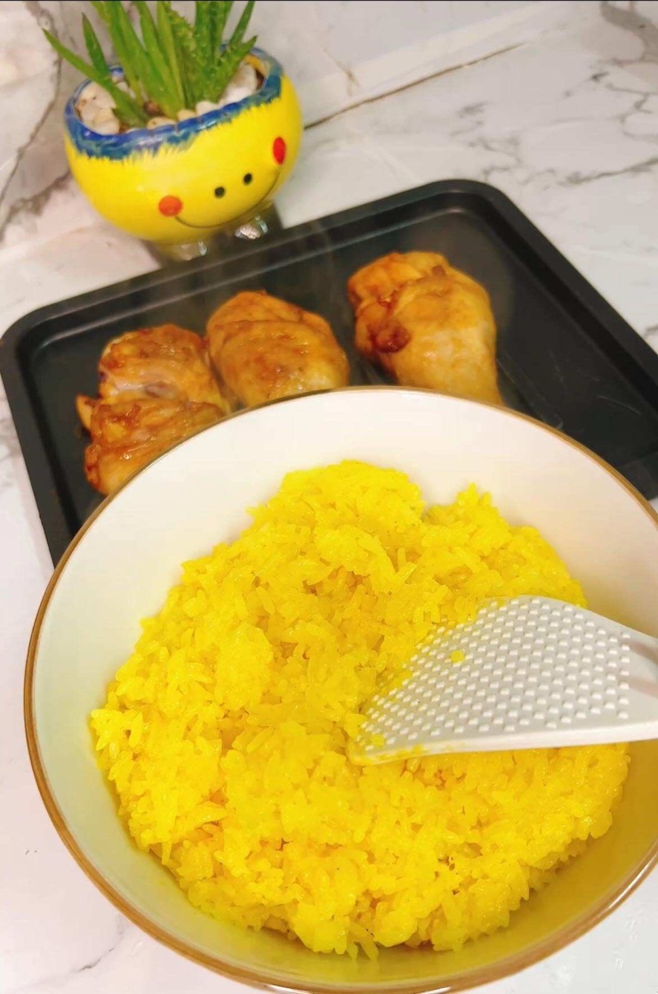 Xôi sau khi nấu chín, đánh tơi xôi