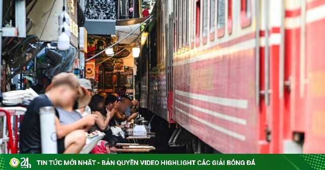 Sau vụ cô gái bị tàu hất văng điện thoại, 'phố cà phê đường tàu' vẫn đông khách