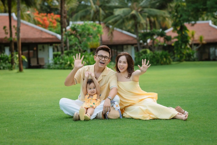 công việc đôi khi khiến những người làm truyền hình không thể có mặt trong các dịp đặc biệt của gia đình. Thay vì né tránh, Đức Bảo thẳng thắn bày tỏ sự áy náy, đồng thời cho biết anh đã chuẩn bị quà, hoa và hẹn sẽ cùng vợ con ăn một bữa cơm ấm cúng khi trở về.