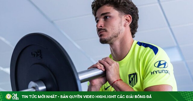 Julian Alvarez gây sự trong ngày đầu trở lại Atletico, làm căng đòi sang Barca