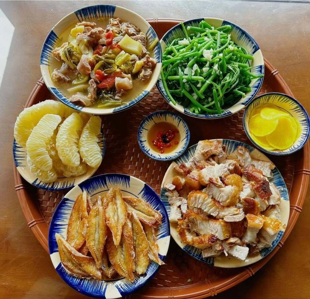 Đi làm về muộn, mẹ đảm Quảng Ninh nấu mâm cơm đủ món mỗi ngày - 10