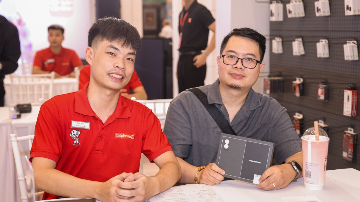Customers who order at CellphoneS receive their devices quickly.