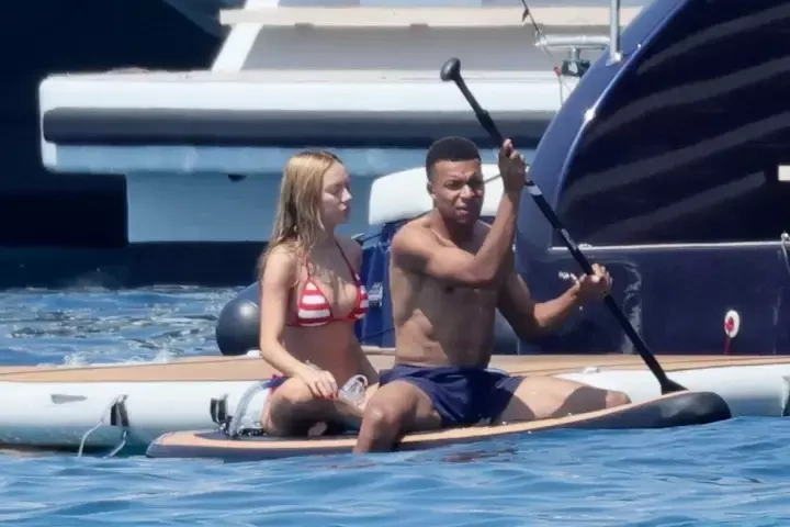 Mbappé và viên Ester Expósito tận hưởng buổi chèo SUP trên biển hôm 28/7 ngoài khơi đảo Sardinia, Italy.