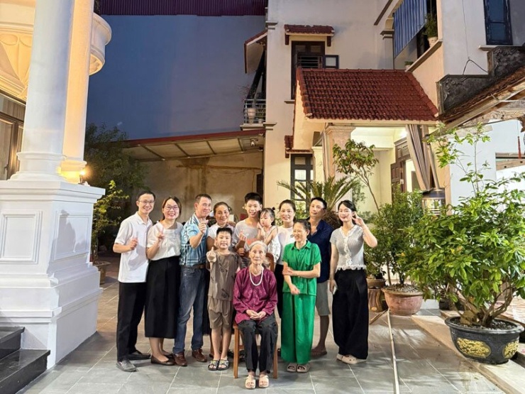 Vợ chồng Yến (ngoài cùng bên trái) bên đại gia đình 