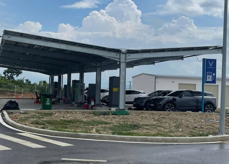 Chỉ 4/21 trạm dừng nghỉ cao tốc Bắc - Nam phía Đông có trạm sạc xe điện hoạt động