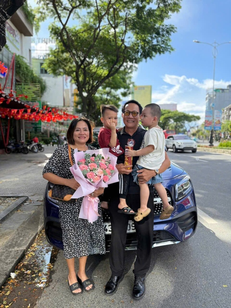 Hoàng Hải cùng vợ và 2 cháu. 