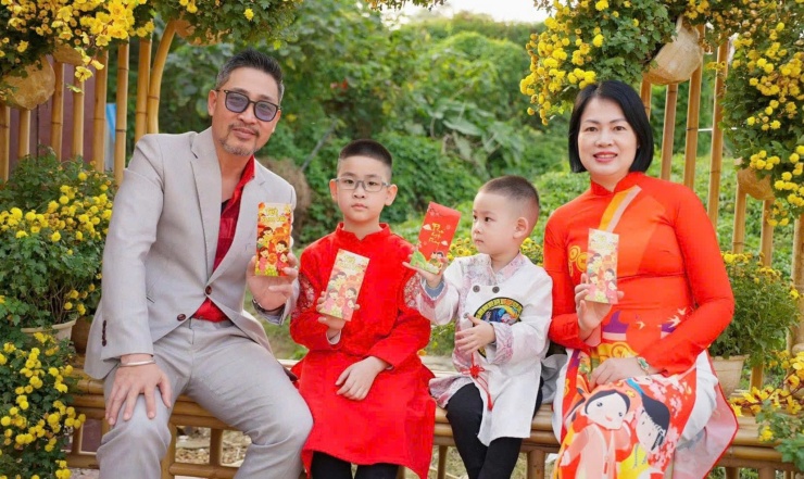  Hồ Phong cùng vợ và 2 con trai út. 
