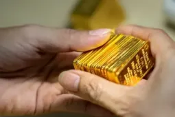Quay đầu giảm, giá vàng trong nước sắp ngang bằng giá thế giới