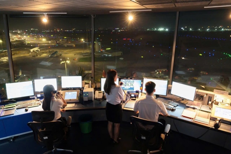 Kíp trực đài kiểm soát không lưu Tân Sơn Nhất. Ảnh: VATM