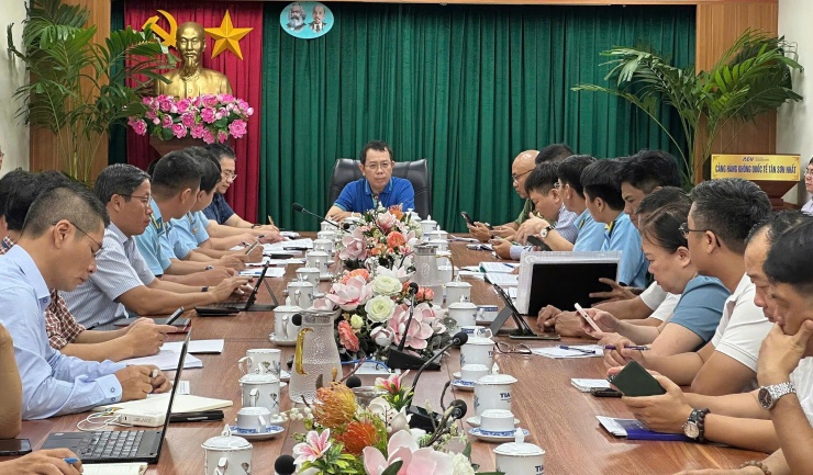 Ông Nguyễn Công Hoàn (giữa, áo xanh), Phó giám đốc Cảng Hàng không quốc tế Tân Sơn Nhất cùng các đơn vị làm việc đánh giá tình hình sau sự cố, sáng 12/8. Ảnh: Hạ Giang