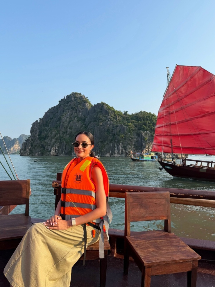 Hoa hậu đẹp nhất thế giới 2025 thăm vịnh Hạ Long bằng thuyền buồm cánh đỏ - 3