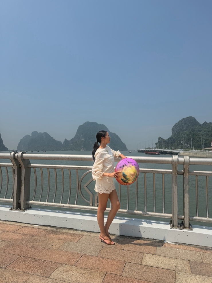 Hoa hậu đẹp nhất thế giới 2025 thăm vịnh Hạ Long bằng thuyền buồm cánh đỏ - 7